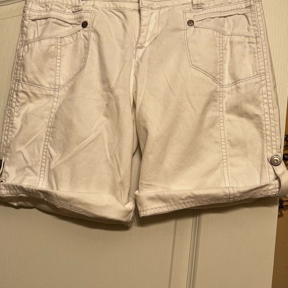 LEI Ashley Shorts, size 9, white
